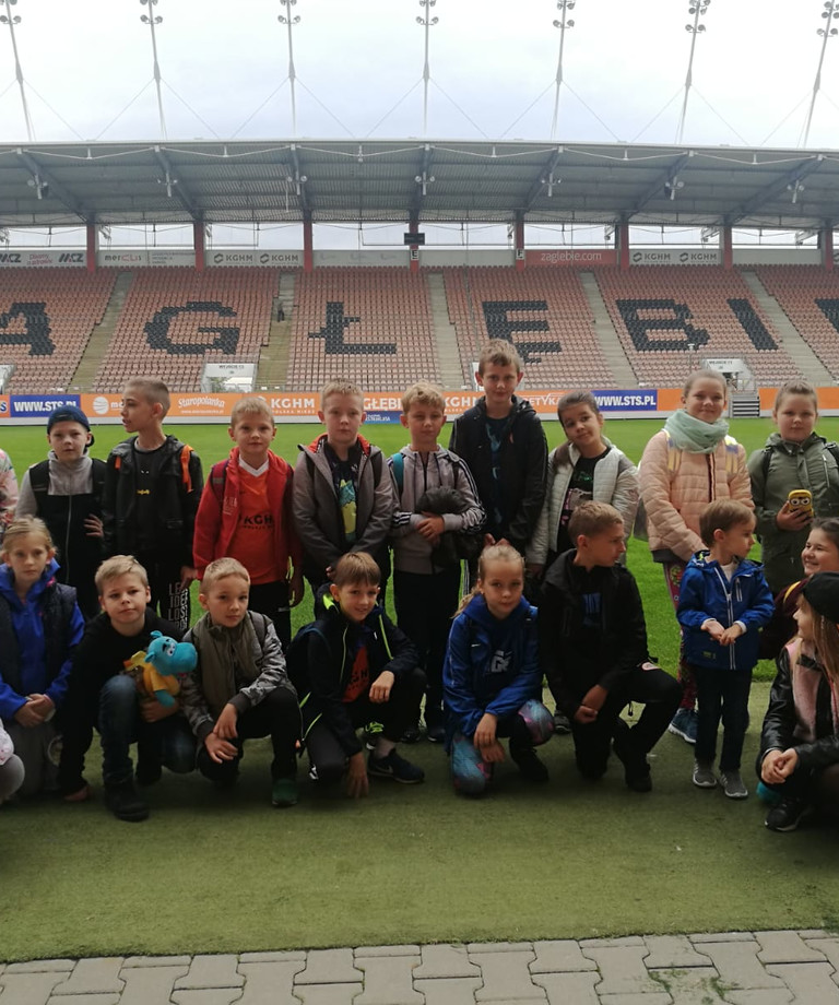 Uczniowie lubińskiej "czternastki" na Stadionie Zagłębia Uczniowie lubińskiej "czternastki" na Stadionie Zagłębia