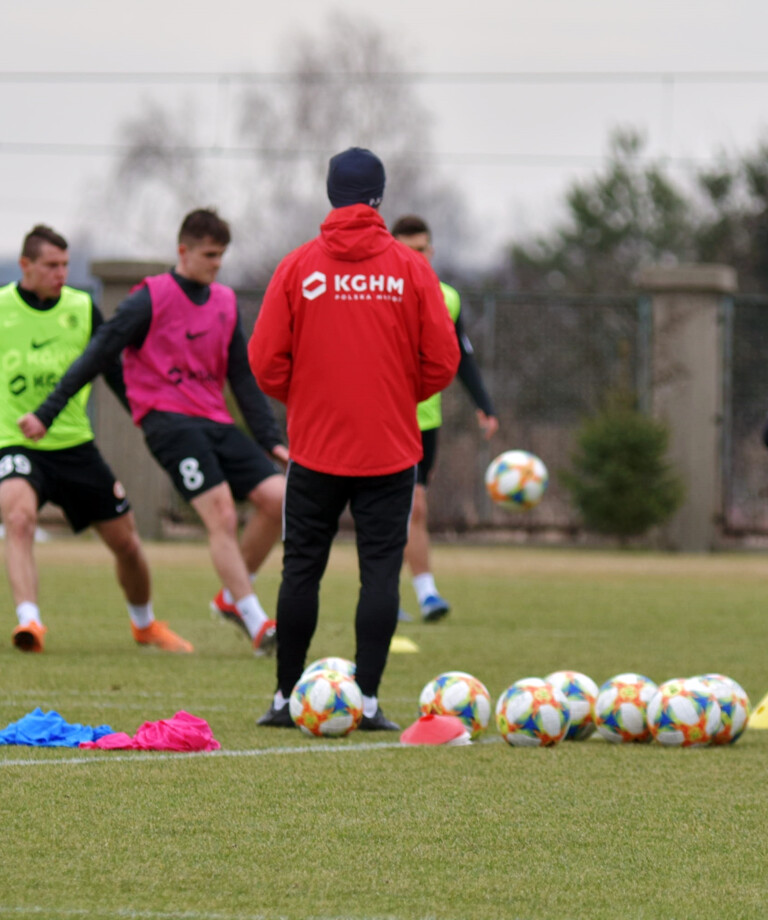 Poranny trening na boisku