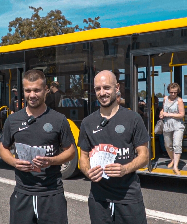 Damjan Bohar i Sasa Zivec sprawdzali bilety pasażerów Damjan Bohar i Sasa Zivec sprawdzali bilety pasażerów