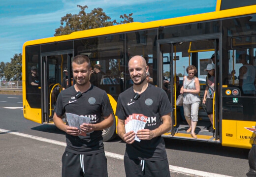 Damjan Bohar i Sasa Zivec sprawdzali bilety pasażerów