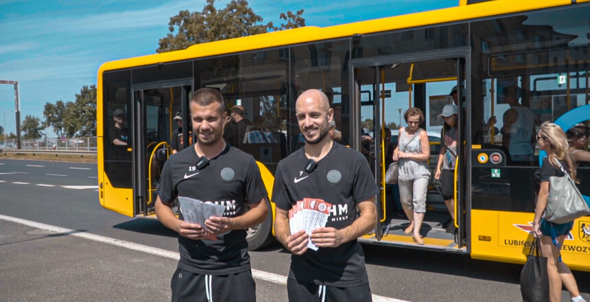 Damjan Bohar i Sasa Zivec sprawdzali bilety pasażerów