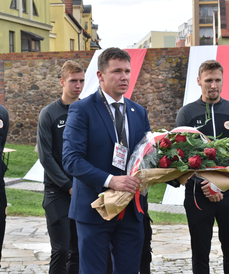 Delegacja naszego Klubu złożyła kwiaty pod Pomnikiem Pamięci Ofiar Lubina `82 Delegacja naszego Klubu złożyła kwiaty pod Pomnikiem Pamięci Ofiar Lubina `82