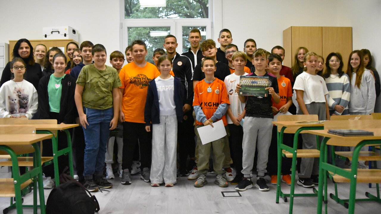 Mateusz Grzybek i Dominik Hładun odwiedzili Szkołę Podstawową w Niemstowie Mateusz Grzybek i Dominik Hładun odwiedzili Szkołę Podstawową w Niemstowie