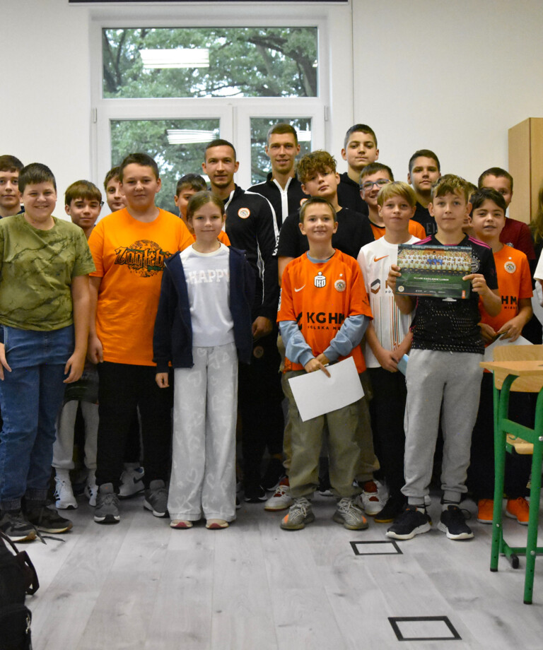 Mateusz Grzybek i Dominik Hładun odwiedzili Szkołę Podstawową w Niemstowie Mateusz Grzybek i Dominik Hładun odwiedzili Szkołę Podstawową w Niemstowie