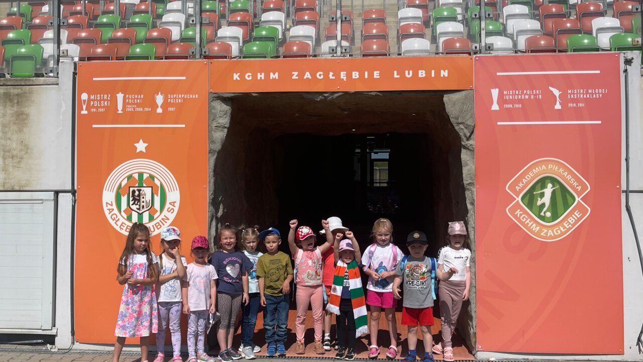 Młodzi kibice Miedziowych z wizytą na stadionie