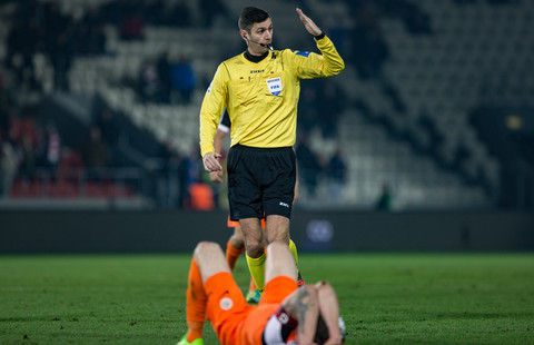 Krzysztof Jakubik poprowadzi mecz w Płocku