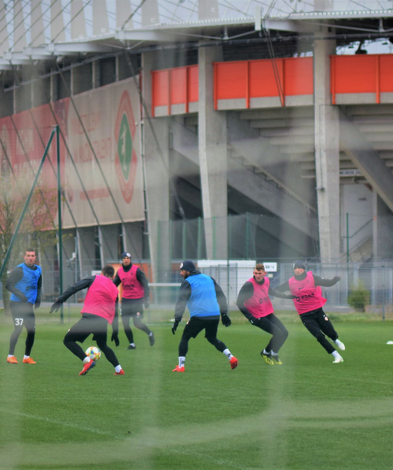 Poranny trening piłkarzy na boisku | FOTO