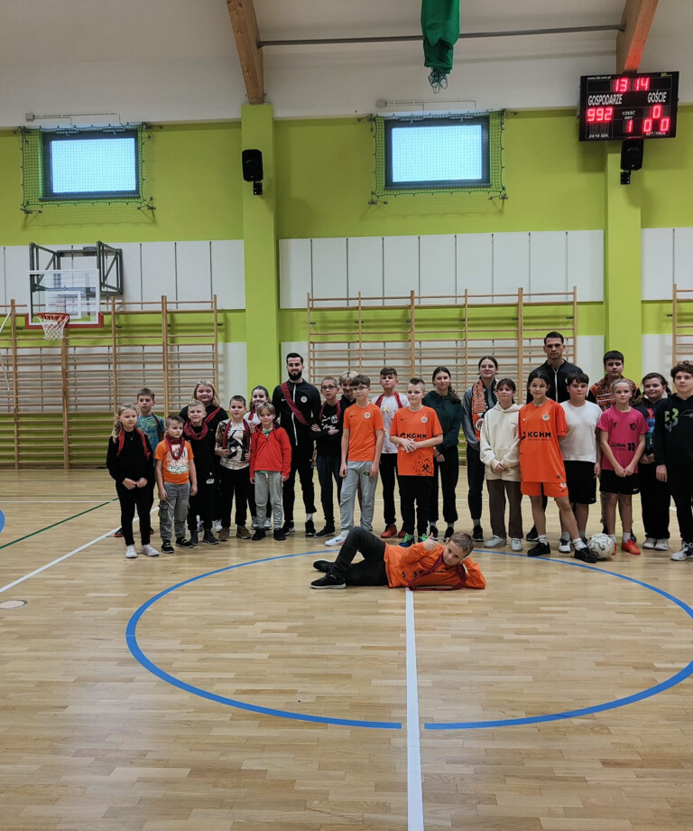 Bartosz Kopacz i Mateusz Wdowiak odwiedzili dzieci w Orzeszkowie Bartosz Kopacz i Mateusz Wdowiak odwiedzili dzieci w Orzeszkowie