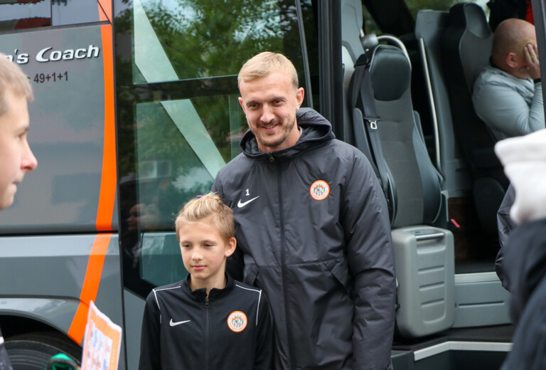 Autobus z piłkarzami KGHM Zagłębia Lubin w trasie po mieście!
