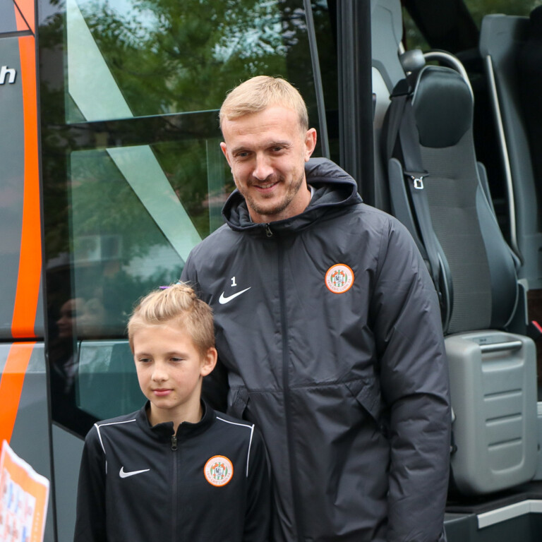 Autobus z piłkarzami KGHM Zagłębia Lubin w trasie po mieście!