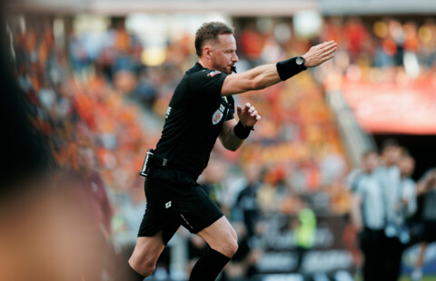 Paweł Raczkowski poprowadzi starcie Miedziowych z Widzewem