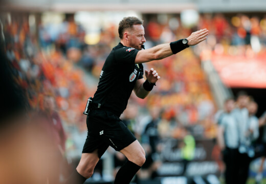 Paweł Raczkowski poprowadzi starcie Miedziowych z Widzewem