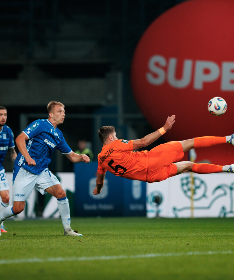 Strzel gola z przewrotki i wygraj koszulkę Aleksa Ławniczaka!