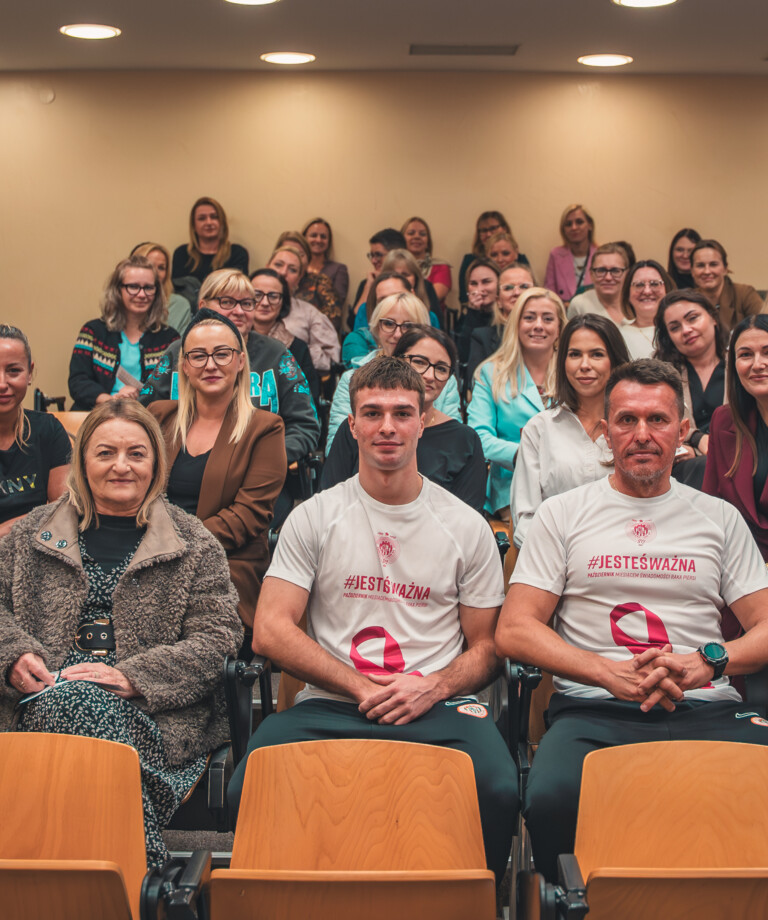 RÓŻOWY PAŹDZIERNIK | Miedziowi odwiedzili kilka placówek w Lubinie  RÓŻOWY PAŹDZIERNIK | Miedziowi odwiedzili kilka placówek w Lubinie